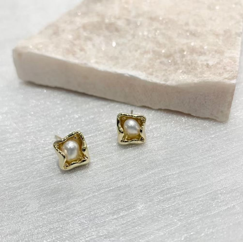 Ode to Isles - Lava shaped freshwater pearl earrings