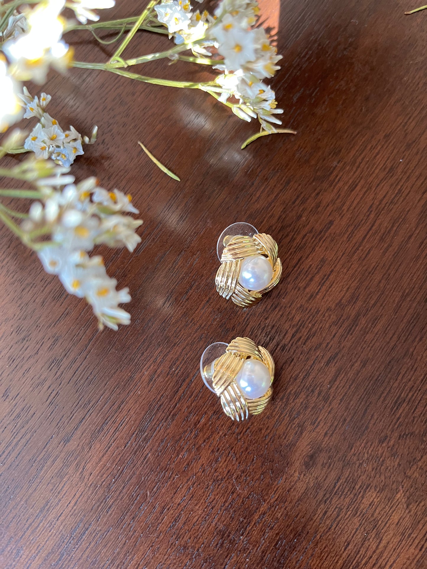 Ode to Isles - Flower shaped vintage style pearl earrings