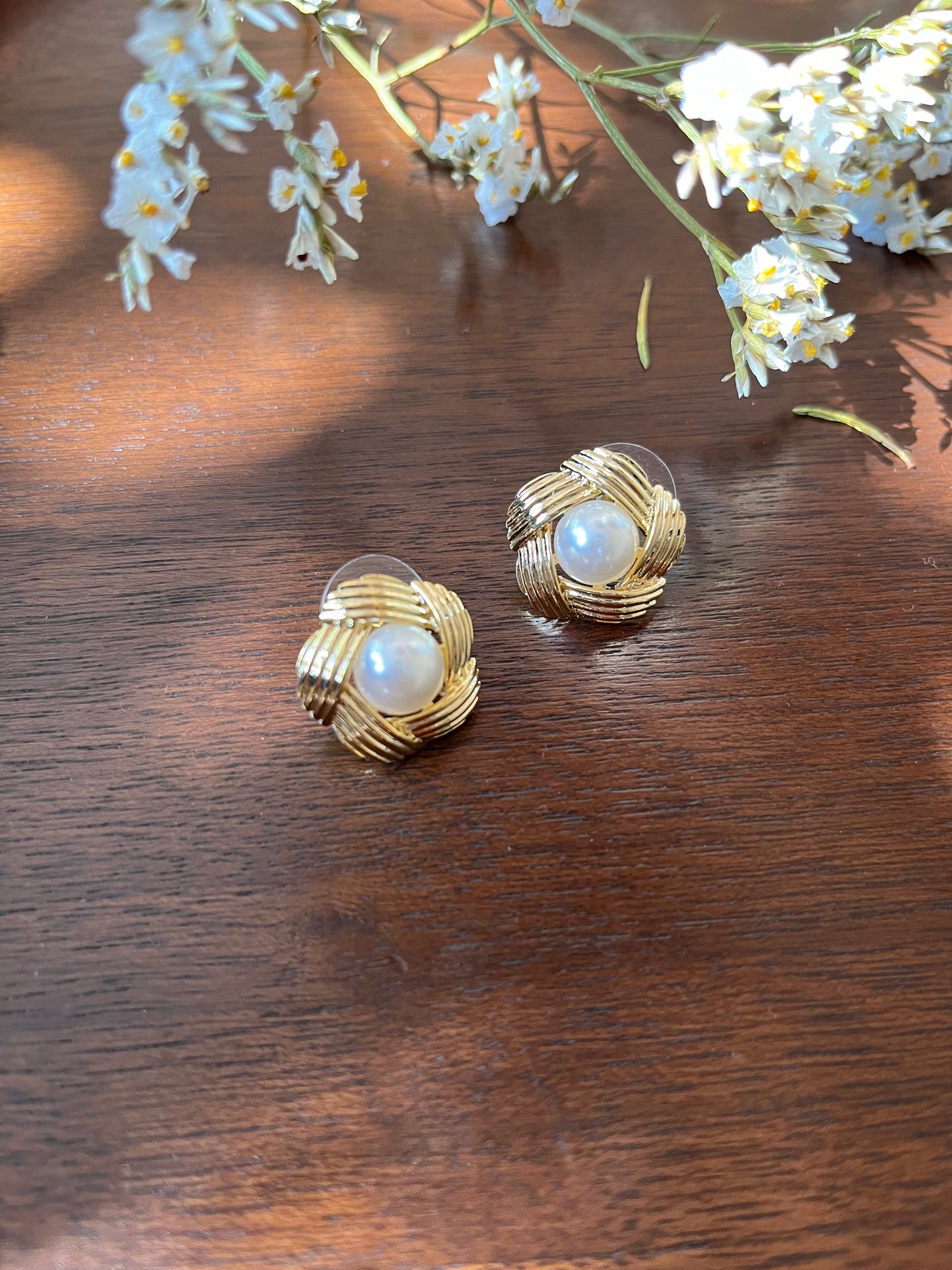 Ode to Isles - Flower shaped vintage style pearl earrings