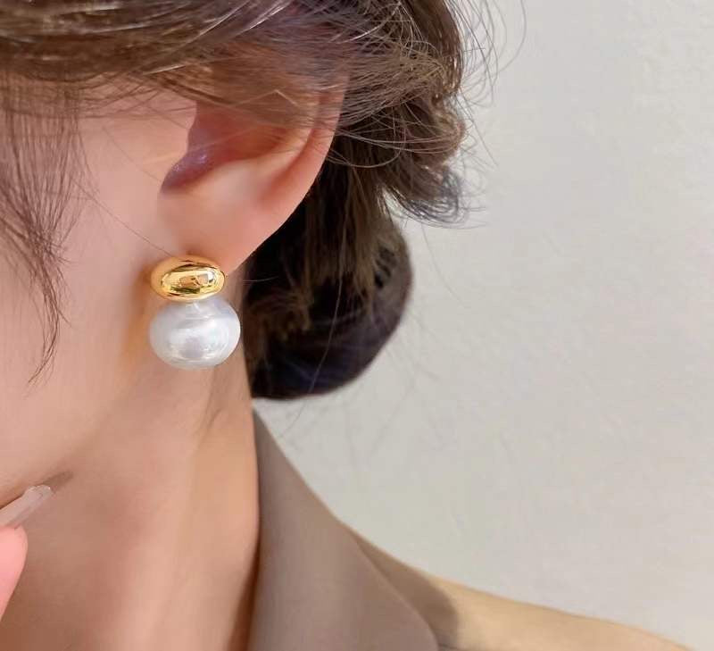Ode to the Isles - Pearl Earrings